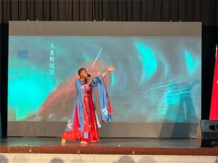 一等獎(jiǎng)獲得者彩翼進(jìn)行才藝表。（圖片來源：孔子課堂）