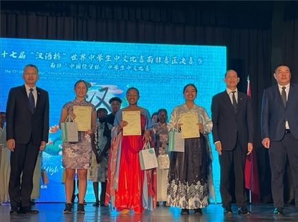 李旭東教育參贊（左一）與赴華參賽選手等合影留念。（圖片來源：孔子課堂）