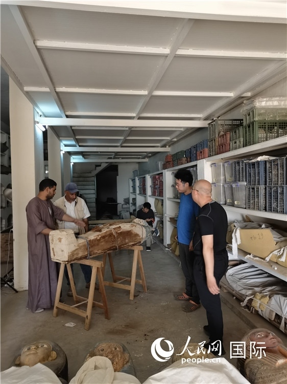 圖為中埃薩卡拉新出土文物數(shù)字化調(diào)查與研究項目團隊在工作現(xiàn)場。