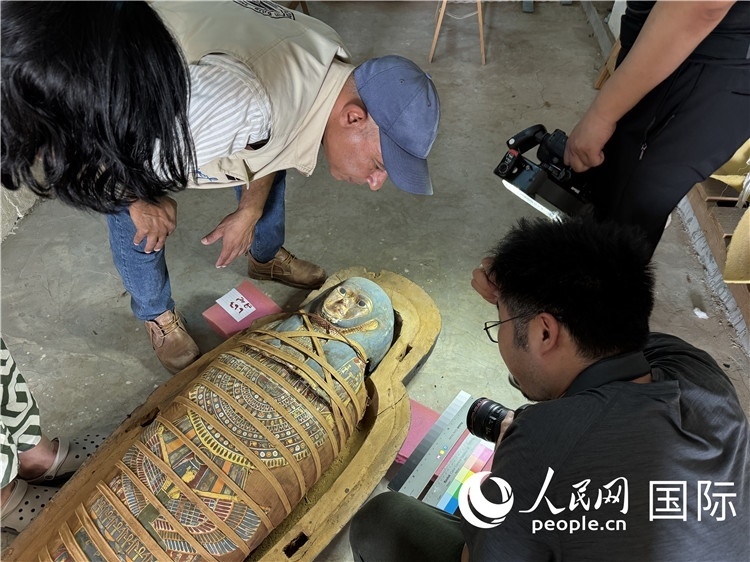 圖為中埃薩卡拉新出土文物數(shù)字化調(diào)查與研究項目團隊在工作現(xiàn)場。薛江攝