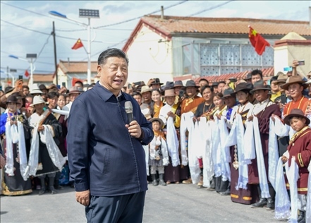 2021年6月7日至9日，習(xí)近平總書記在青?？疾?。這是8日下午，習(xí)近平在海北藏族自治州剛察縣沙柳河鎮(zhèn)果洛藏貢麻村考察時，同村民們親切交流。新華社記者 謝環(huán)馳 攝