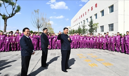 2021年6月7日至9日，習(xí)近平總書記在青海考察。這是7日下午，習(xí)近平總書記在青海圣源地毯集團(tuán)有限公司考察時，同企業(yè)員工親切交流。新華社記者 謝環(huán)馳 攝