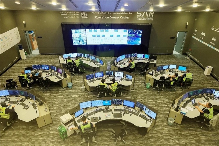 圖為運營指揮中心一景。中國鐵建供圖