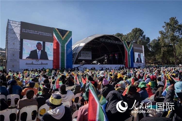 南非民眾觀看拉馬福薩總統(tǒng)就職演說。 人民日報非洲中心分社 希拉茲·莫林攝