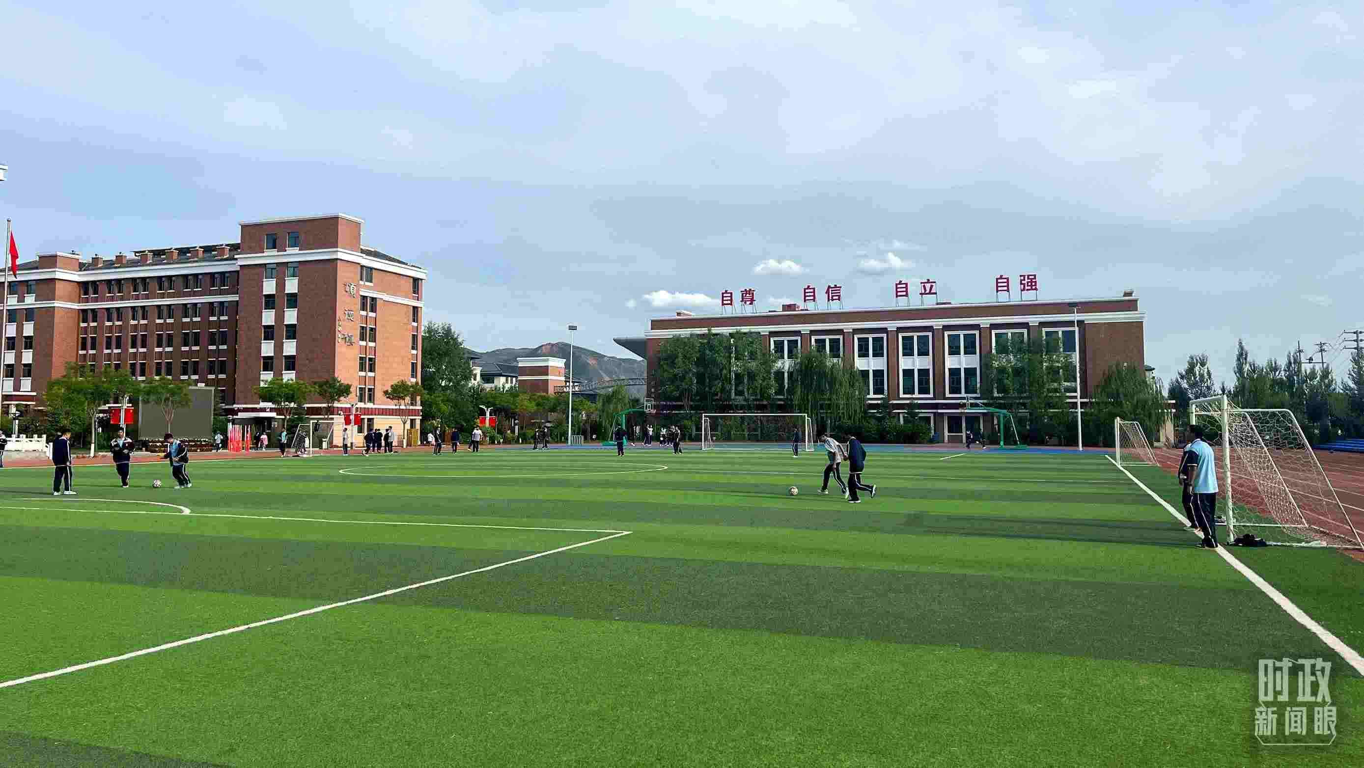 △果洛西寧民族中學(xué)。（總臺(tái)央視記者楊波、楊新禹拍攝）