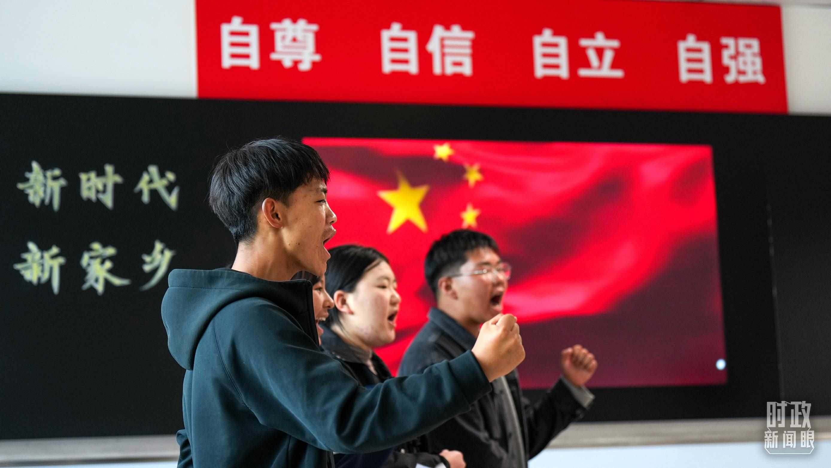 △果洛西寧民族中學(xué)高一（1）班的“新時(shí)代、新家鄉(xiāng)”主題思政課。（總臺(tái)央視記者許永松、國(guó)廣記者李晉拍攝）