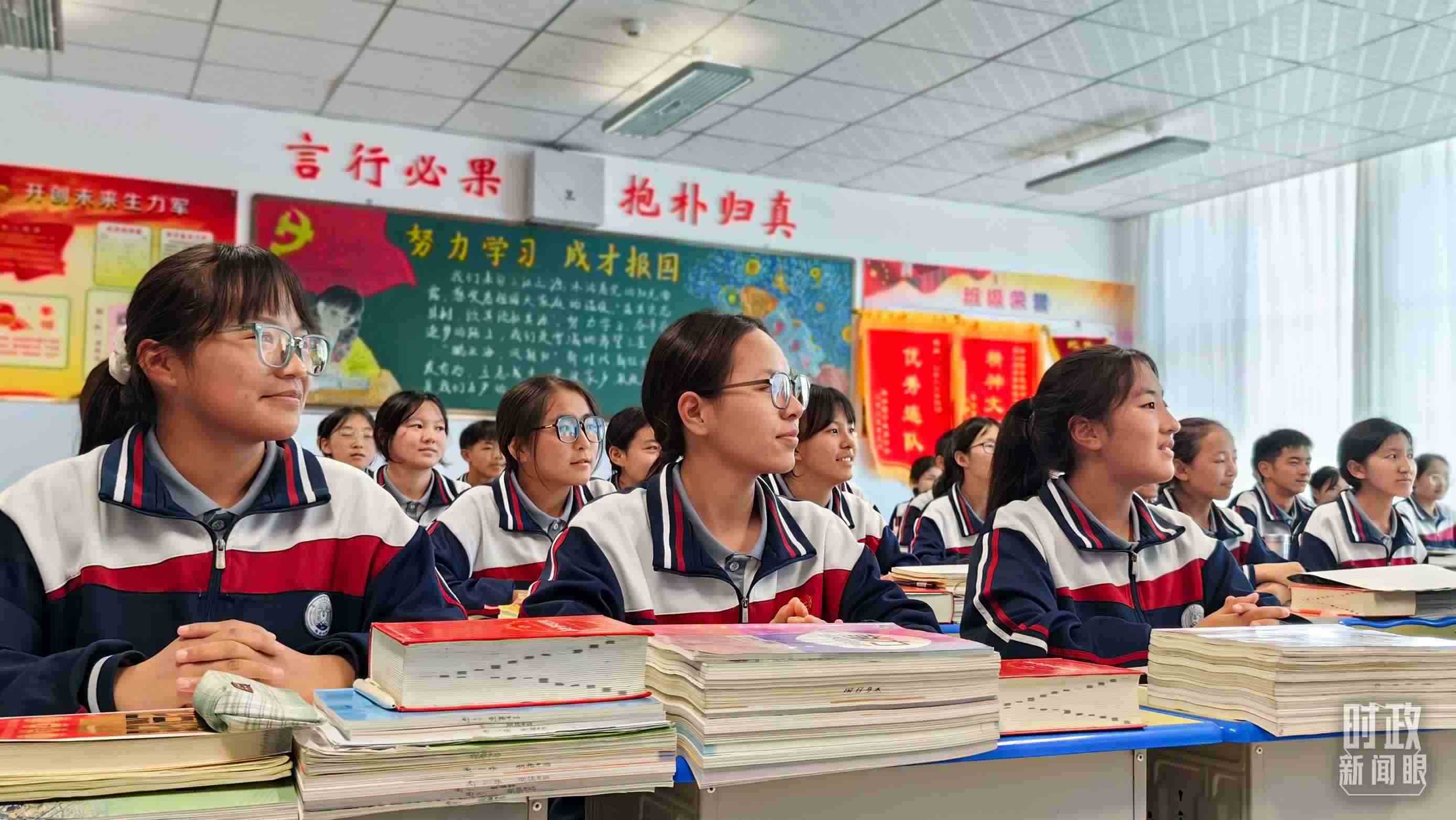△果洛西寧民族中學(xué)高一（1）班的“新時(shí)代、新家鄉(xiāng)”主題思政課。（總臺(tái)央視記者段德文拍攝）
