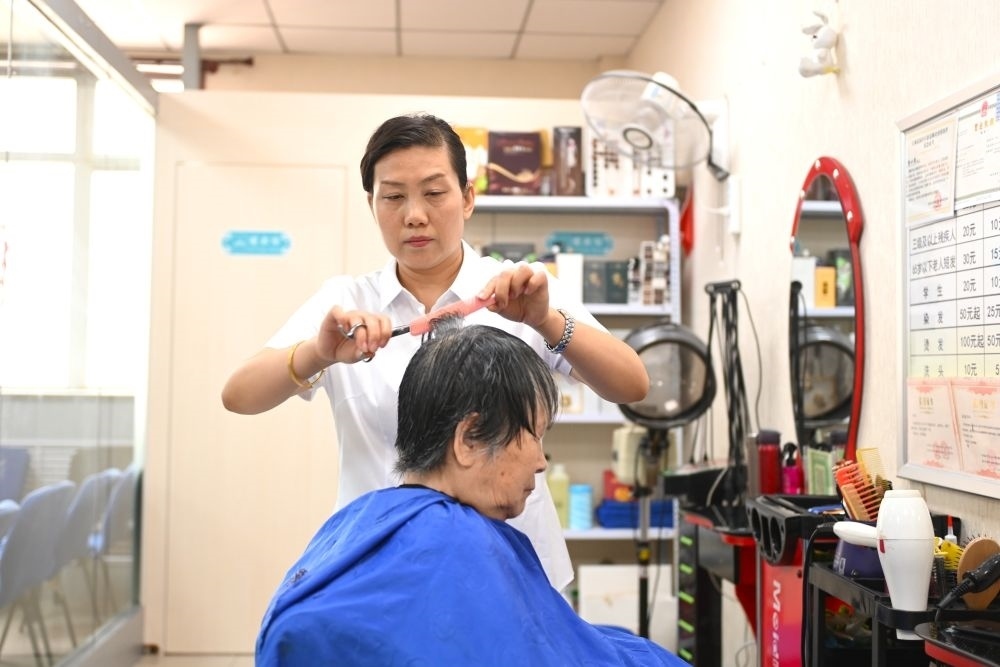 6月20日，長城花園社區(qū)的志愿者為居民理發(fā)。
