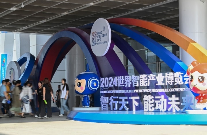 6月20日，與會者走入國家會展中心（天津）參會。新華社記者 孫凡越 攝
