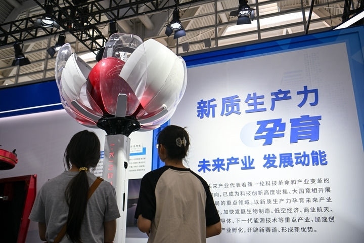 6月20日，與會者參觀天津云圣智能科技有限責任公司展區(qū)展出的“圣·寶蓮燈”全自主無人機巡檢系統(tǒng)。新華社記者 孫凡越 攝