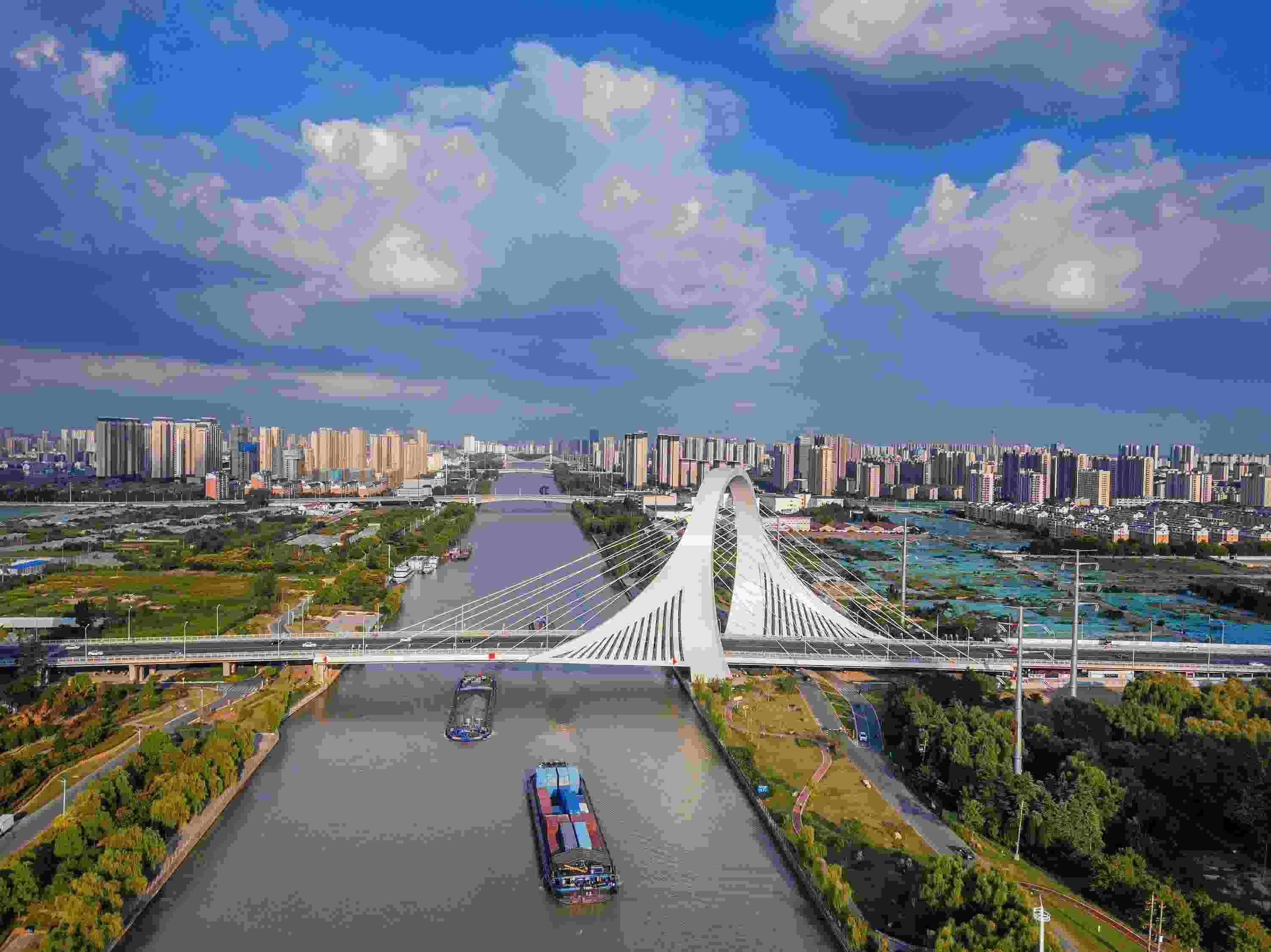 2022年9月12日，幾艘船舶行駛在江蘇淮安運(yùn)河大橋附近。