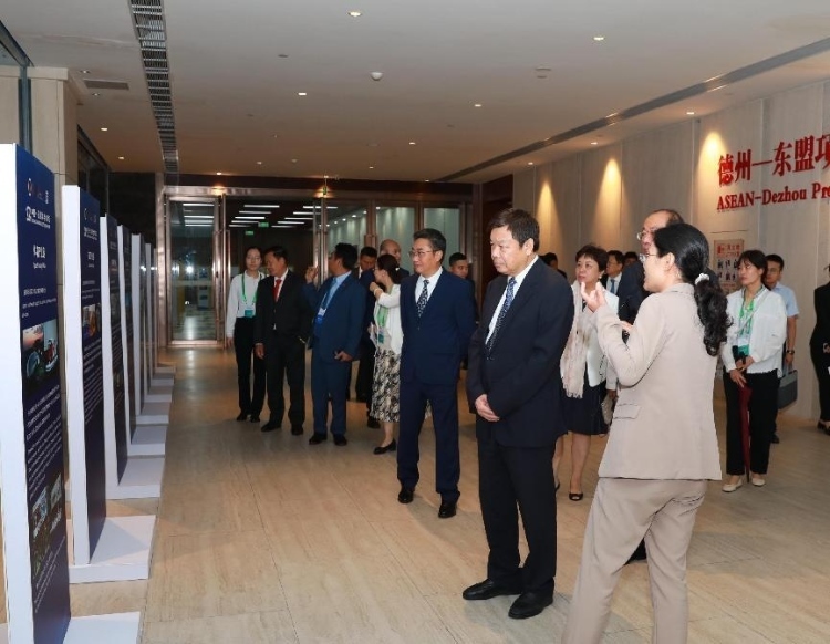 與會(huì)嘉賓參觀圖片展。中國(guó)外文局供圖