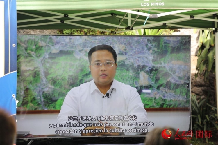德化縣人民政府縣長方俊欽視頻致辭。人民網(wǎng) 埃內(nèi)斯托·多明戈斯攝