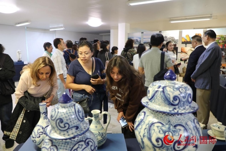 在展覽現(xiàn)場，觀眾們駐足欣賞德化瓷和墨西哥彩瓷。人民網(wǎng) 埃內(nèi)斯托·多明戈斯攝