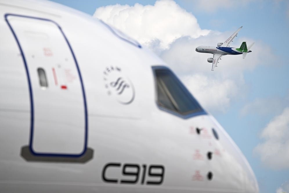 一架中國商飛公司C919客機在新加坡航展上做飛行表演（2024年2月20日攝）。新華社發(fā)（鄧智煒攝）
