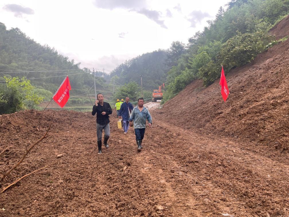6月22日，木石里008縣道最后一個塌方點搶通。（受訪者供圖）