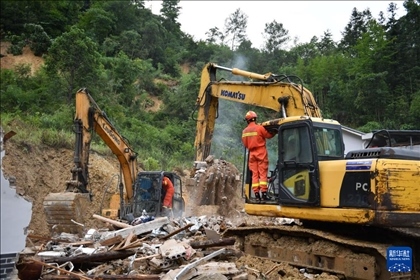 6月23日，救援人員在魚(yú)市鎮(zhèn)斗溪村龍?zhí)两M山體滑坡現(xiàn)場(chǎng)開(kāi)展救援工作。新華社記者 陳振海 攝