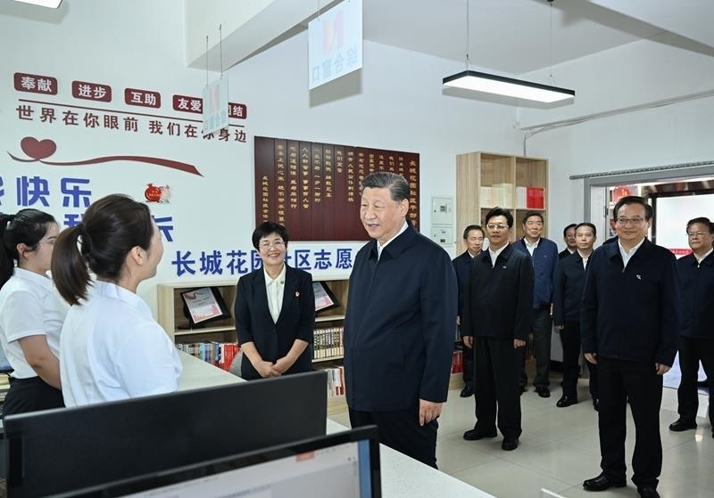 2024年6月19日，習(xí)近平總書(shū)記在寧夏銀川市金鳳區(qū)長(zhǎng)城花園社區(qū)黨群服務(wù)中心便民服務(wù)廳了解社區(qū)開(kāi)展便民惠民服務(wù)等情況。