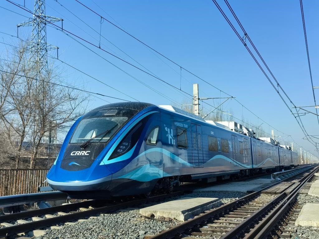 我國首列氫能源市域列車在位于長春的中車長客試驗線進行運行試驗（2024年3月21日攝）。新華社發(fā)（中車長客股份公司提供）