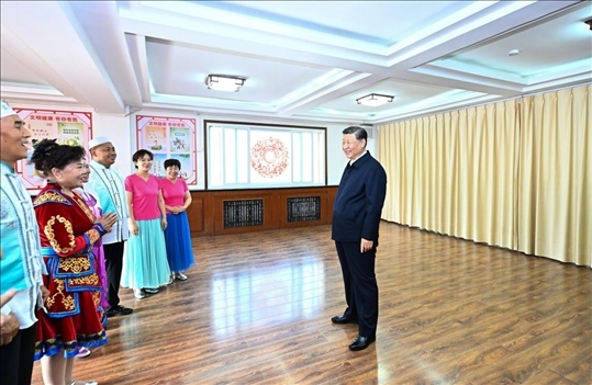 2024年6月19日下午，習近平總書記在寧夏銀川市金鳳區(qū)長城花園社區(qū)活動室考察時，同社區(qū)居民親切交流。