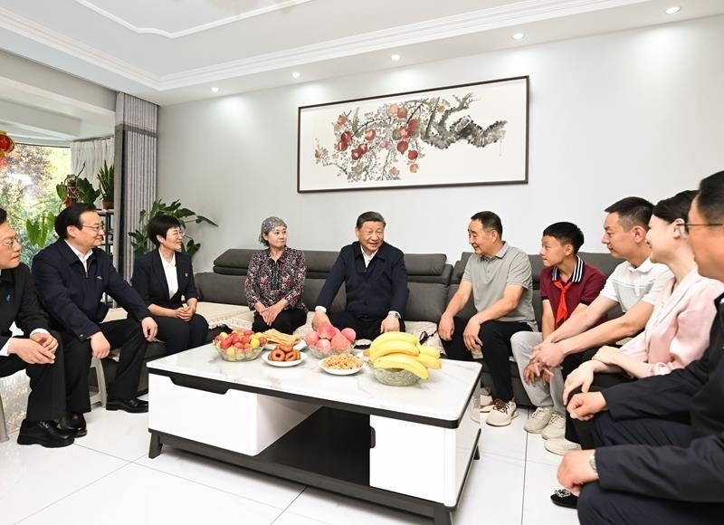 2024年6月19日，習(xí)近平總書(shū)記在寧夏銀川市金鳳區(qū)長(zhǎng)城花園社區(qū)居民趙守成家中，同一家人圍坐在一起拉家常。