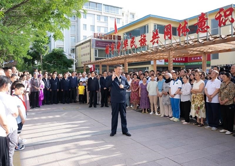 2024年6月19日，習(xí)近平總書(shū)記在寧夏銀川市金鳳區(qū)長(zhǎng)城花園社區(qū)考察時(shí)，同社區(qū)居民親切交流。
