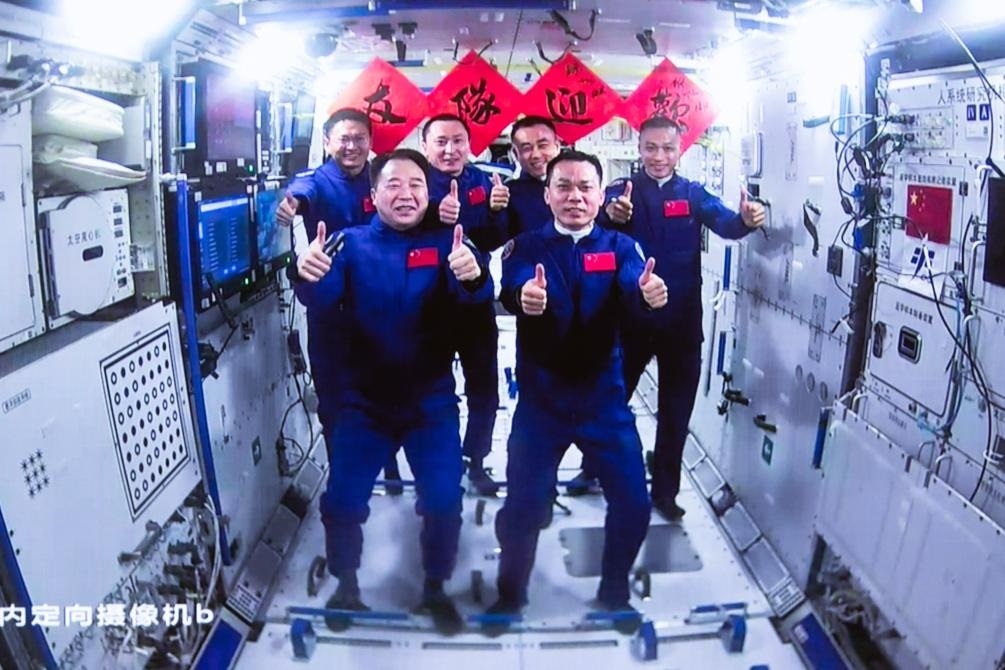 這是在北京航天飛行控制中心拍攝的神舟十六號航天員乘組與神舟十七號航天員乘組“全家?！保?023年10月26日攝）。新華社發(fā)（韓啟揚 攝）