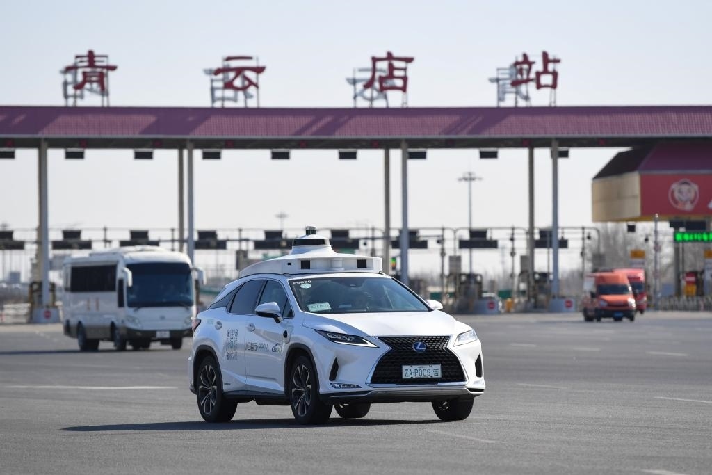 一輛自動駕駛車行駛在北京大興國際機場到亦莊的自動駕駛線路上（2024年3月1日攝）。新華社記者 鞠煥宗 攝