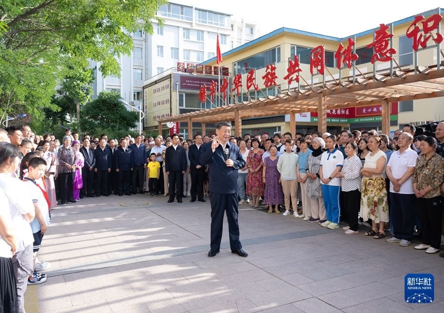 6月19日下午，習(xí)近平總書(shū)記在銀川市金鳳區(qū)長(zhǎng)城花園社區(qū)考察時(shí)，同社區(qū)居民親切交流。