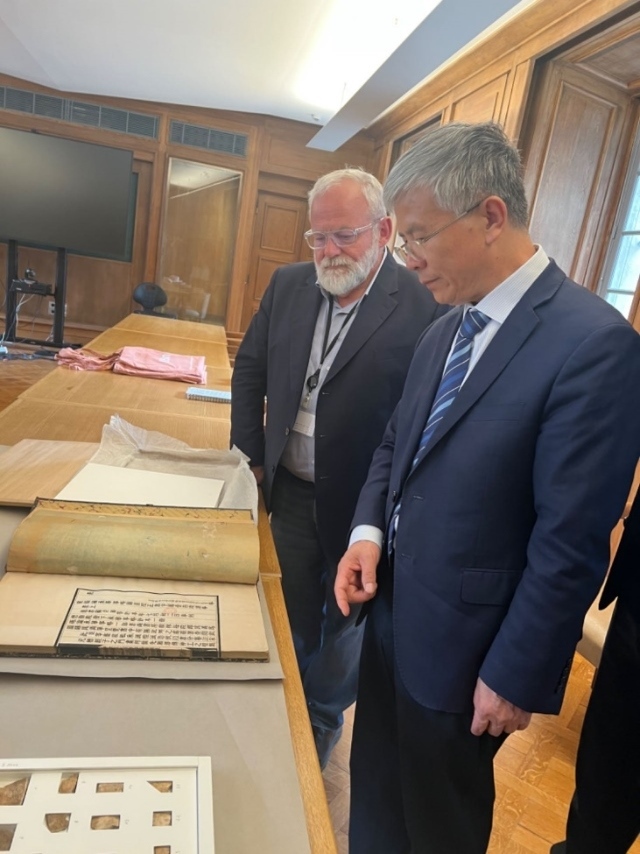 山東大學(xué)校長(zhǎng)李術(shù)才率團(tuán)訪問(wèn)法國(guó)國(guó)家圖書(shū)館。山東大學(xué)供圖