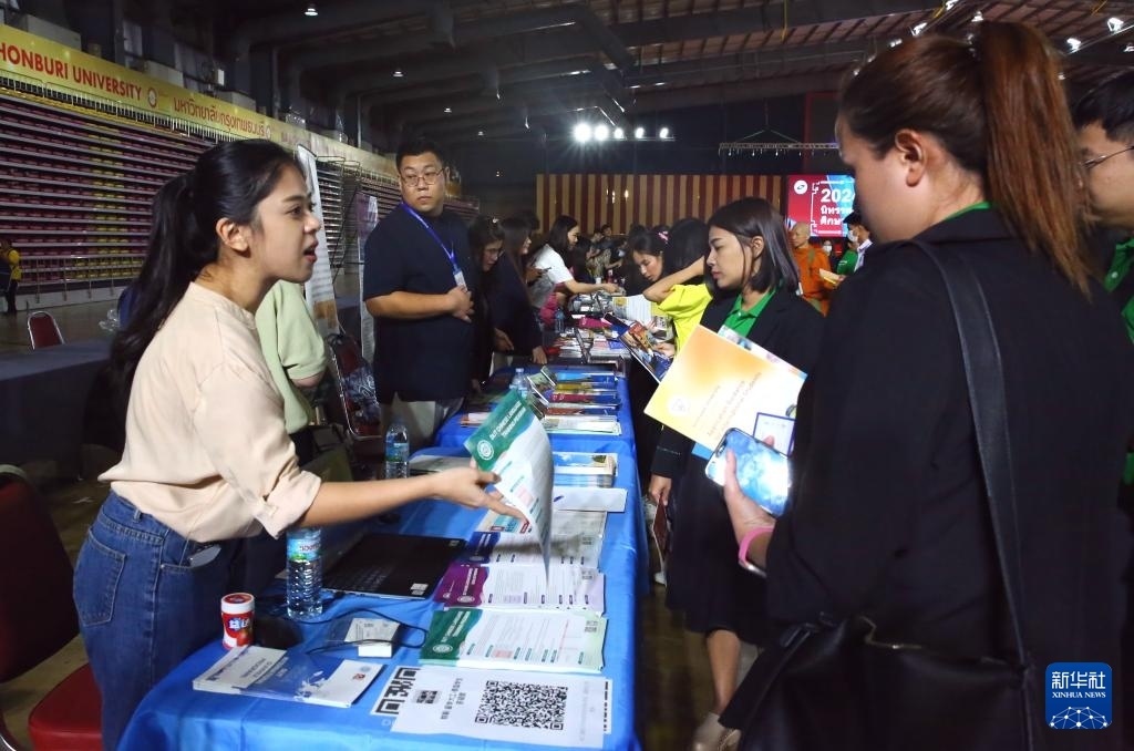 6月22日，在泰國(guó)曼谷吞武里大學(xué)舉辦的中國(guó)高等教育展上，學(xué)生在中國(guó)高校展臺(tái)前了解信息。新華社記者 孫瑋彤 攝