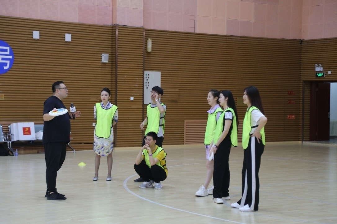 在“友趣體驗營”上，年輕用戶正在學習飛盤運動技巧。 受訪者供圖