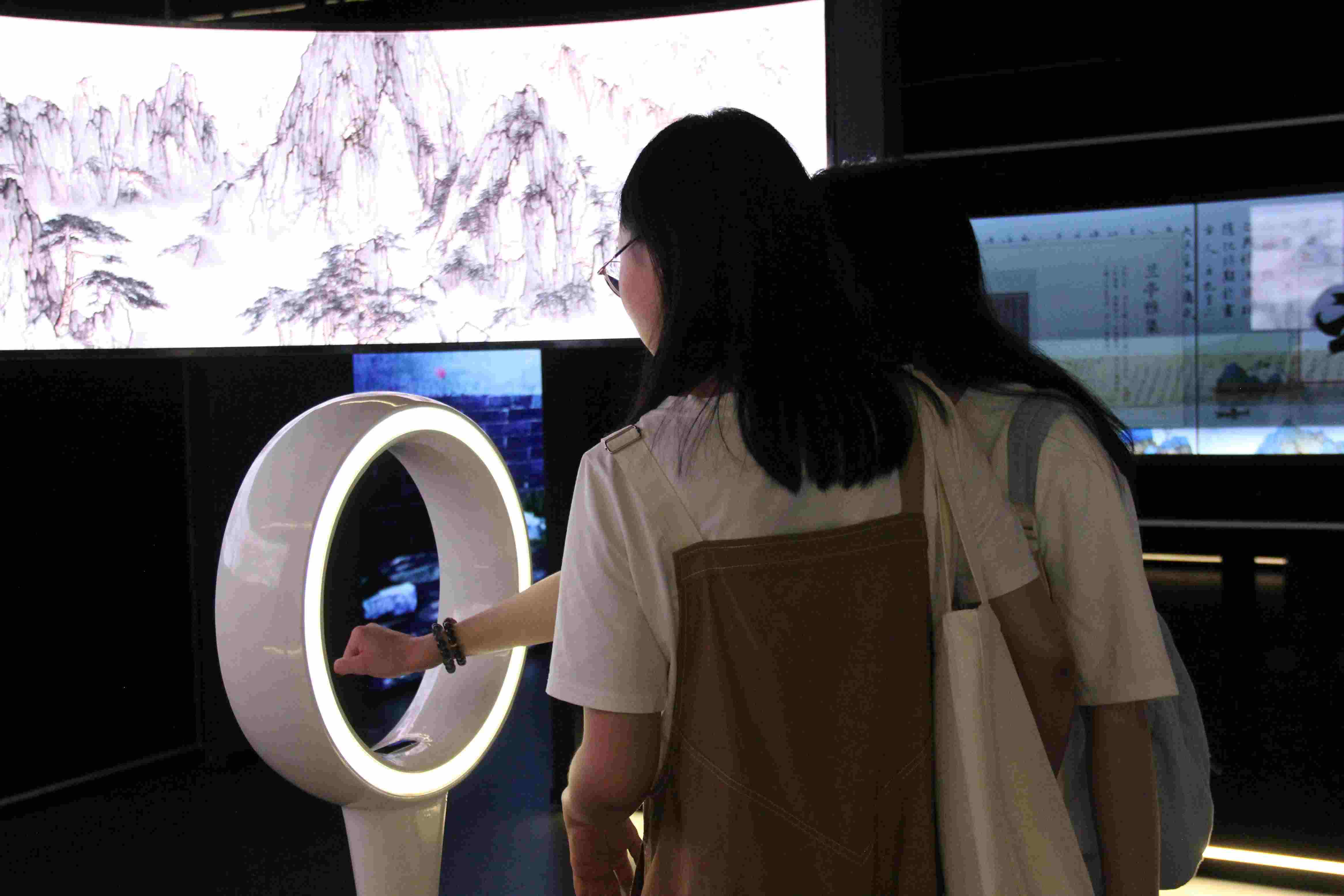 游客在“元啟金陵”南京數(shù)字文化客廳參觀并參與互動(dòng)。受訪者供圖