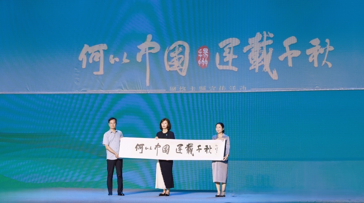 隋唐大運(yùn)河文化博物館館長曹岳森（左）、揚(yáng)州中國大運(yùn)河博物館館長鄭晶（中）、浙東運(yùn)河博物館負(fù)責(zé)人張慧（右）共同展卷。