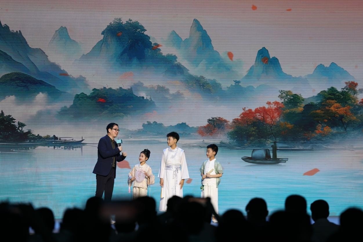 南京師范大學(xué)教授酈波（左一）與2024中國詩詞大會選手張可兒（左二）、姜敬曦（右二），揚(yáng)州市邗江區(qū)實驗學(xué)校蔣王小學(xué)學(xué)生陸俊屹（右一）趣談大運(yùn)河詩詞文化。