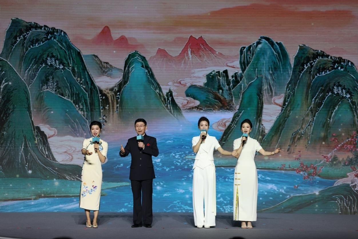 國家一級演員、京劇表演藝術(shù)家王平（左二），國家一級演員、南京藝術(shù)學(xué)院教授單雯（左一），浙江小百花越劇團(tuán)青年演員陳麗君（右二）、何青青（右一）同臺唱響千年運(yùn)河情。