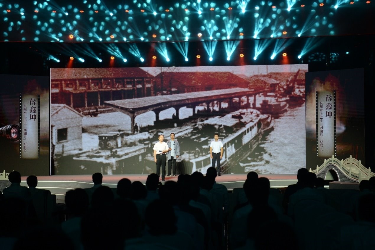 杭州水上巴士“西湖”號原船長薛鑫坤（左）、窯灣古鎮(zhèn)漁民藝術(shù)團(tuán)團(tuán)長沈召明（中）、港航潤楊6060貨船主楊杰偉（右）現(xiàn)場講述。