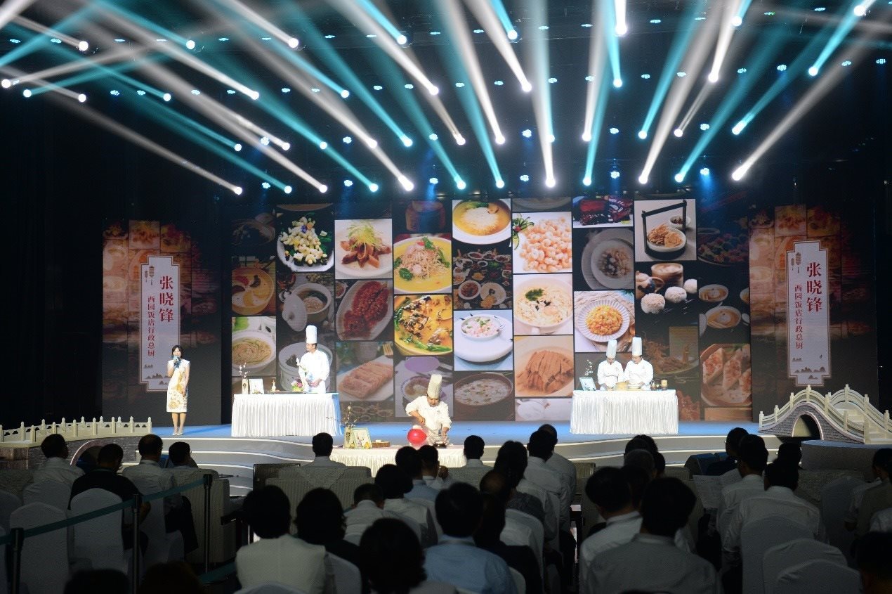 花園國際大酒店廚師長朱燾、西園飯店行政總廚張曉鋒、冶春面點總廚倪秋香、冶春面點制作技藝第五代傳人陳詩雅展示淮揚(yáng)菜絕技。