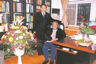 2001年2月，李德仁（左一）給導師王之卓拜年。