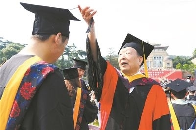 2017年6月22日，李德仁（右一）參加武漢大學畢業(yè)典禮并為畢業(yè)生撥穗。