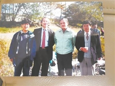 薛其坤（左一）在日本求學(xué)期間與導(dǎo)師櫻井教授合影。受訪者供圖