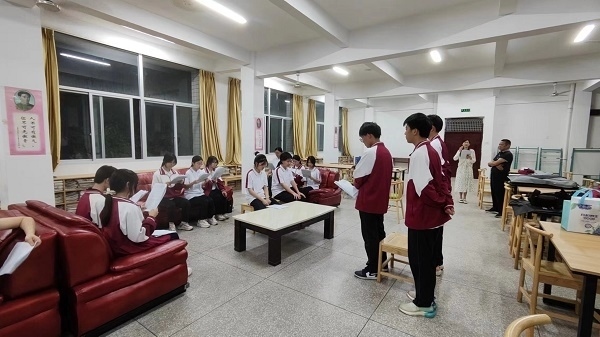 圖②：武平法院法官指導學生彩排。