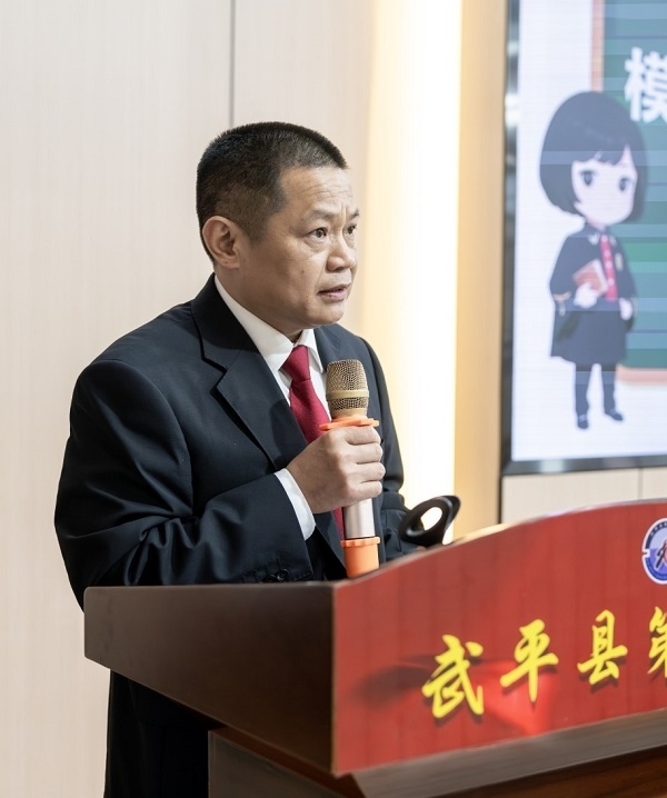 圖④：武平法院刑庭庭長候良石在模擬法庭后為學生上普法課。