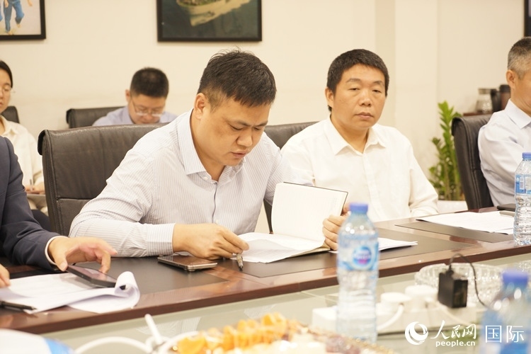 新當(dāng)選尼日利亞中國(guó)礦業(yè)聯(lián)合會(huì)會(huì)長(zhǎng)中國(guó)和聯(lián)公司董事長(zhǎng)李輝發(fā)言。人民網(wǎng)記者 姜宣攝