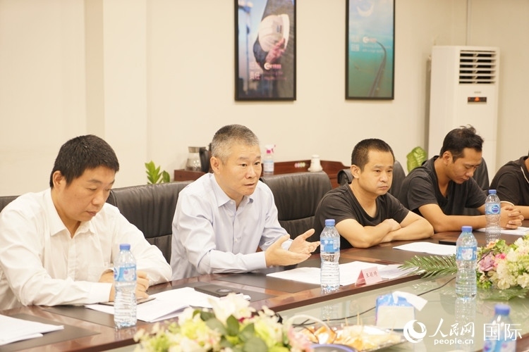 駐尼日利亞使館經(jīng)商處公參王穎琦（左二）講話。人民網(wǎng)記者 姜宣攝