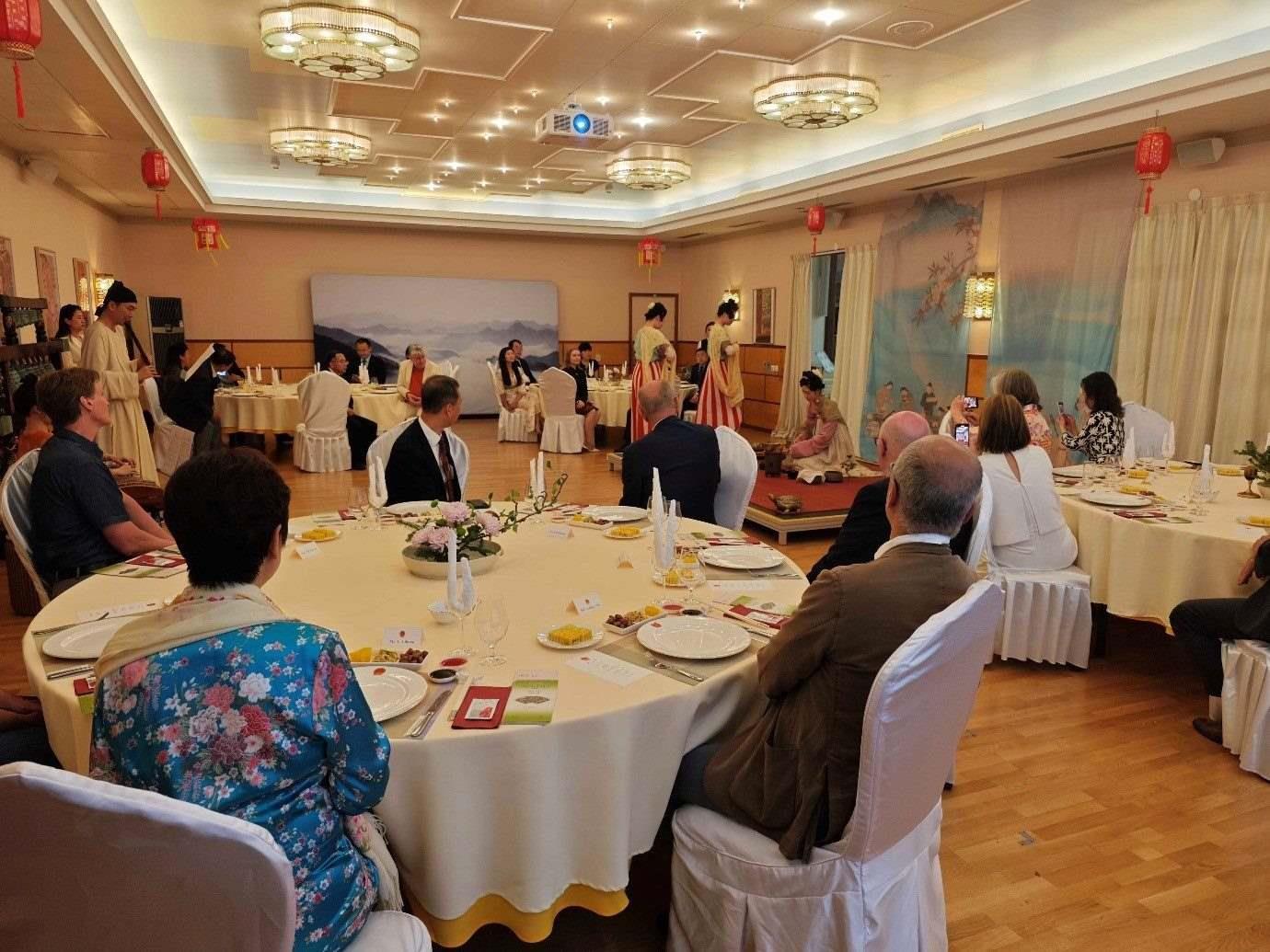 來賓們觀賞茶藝表演和品嘗中華美食。中國駐瑞典大使館供圖