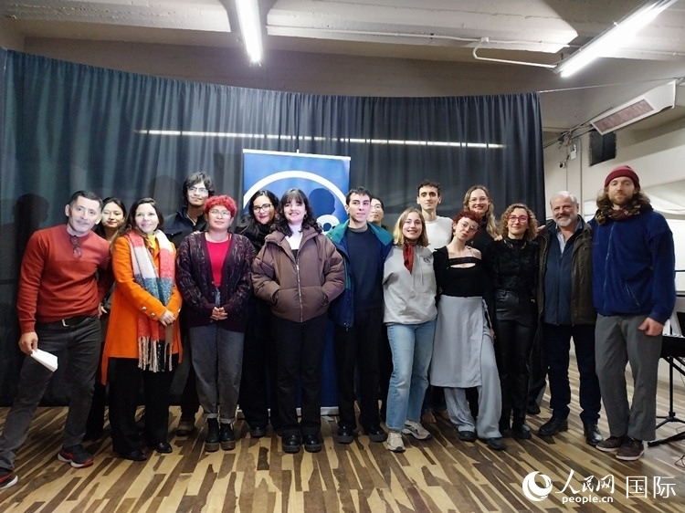 活動(dòng)現(xiàn)場(chǎng)藝術(shù)家合影。人民網(wǎng)記者 許放攝