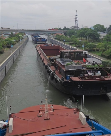 諫壁船閘內船只正在過閘。人民網記者 黃鈺攝