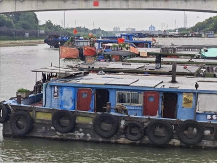 停泊在水上服務區(qū)的船只。人民網記者 黃鈺攝