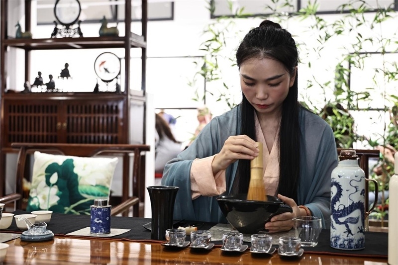 茶藝師現(xiàn)場展示宋式點(diǎn)茶。拉巴特中國文化中心供圖